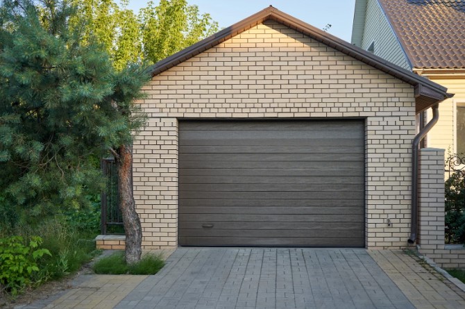 Забор в формате «жалюзи»: достоинства и возможные недостатки